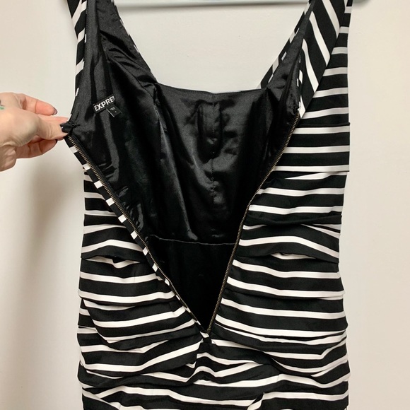 EXPRESS Black & White Striped Ruched Mini Dress - Picture 4 of 8